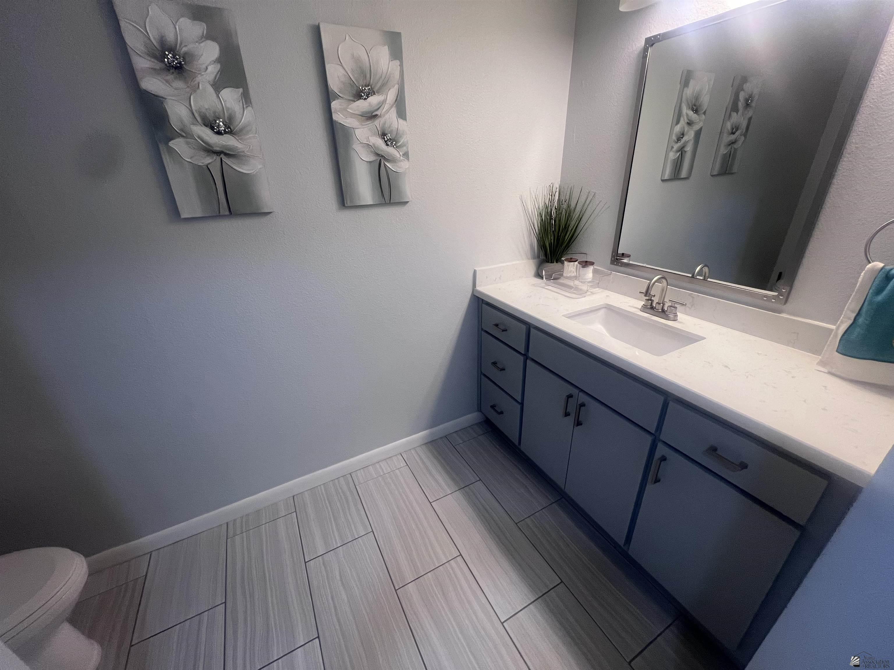 1156 W 36 St