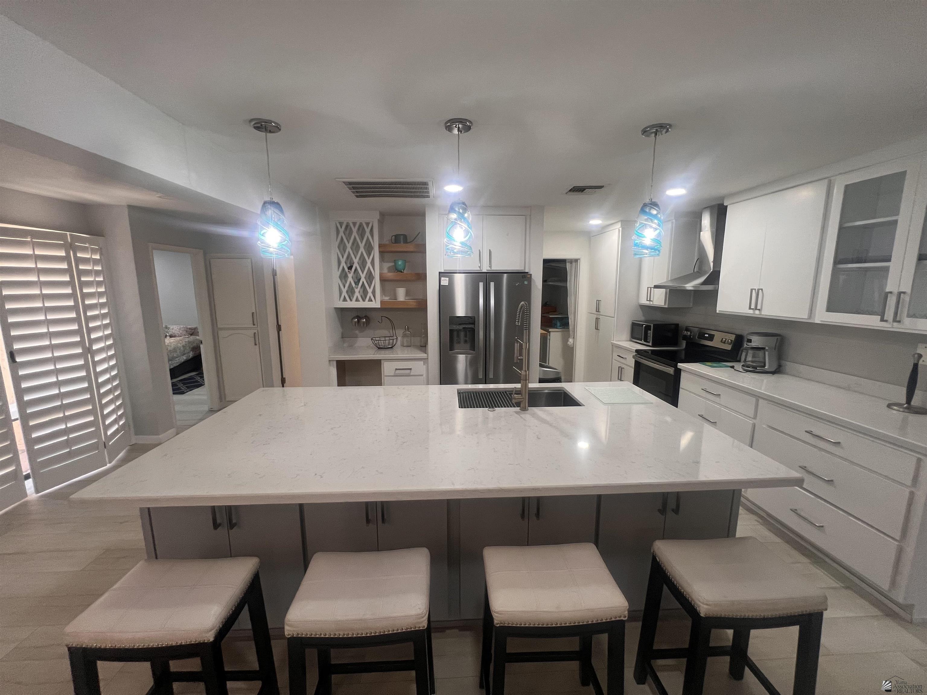 1156 W 36 St