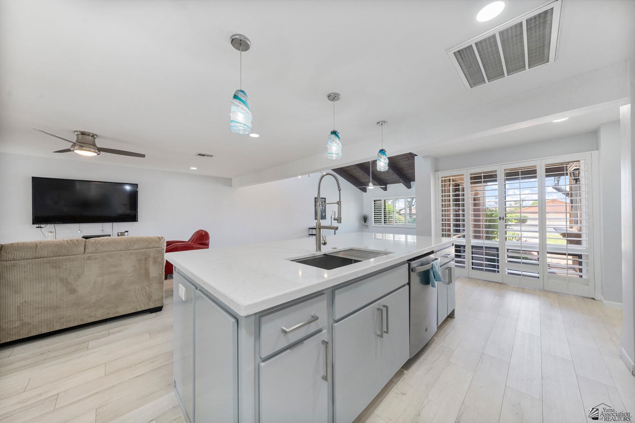 1156 W 36 St