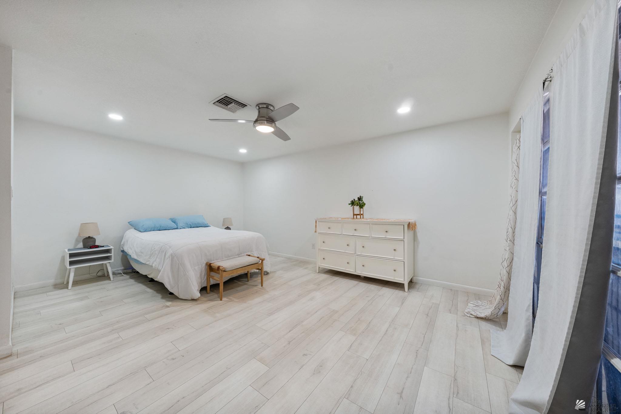 1156 W 36 St