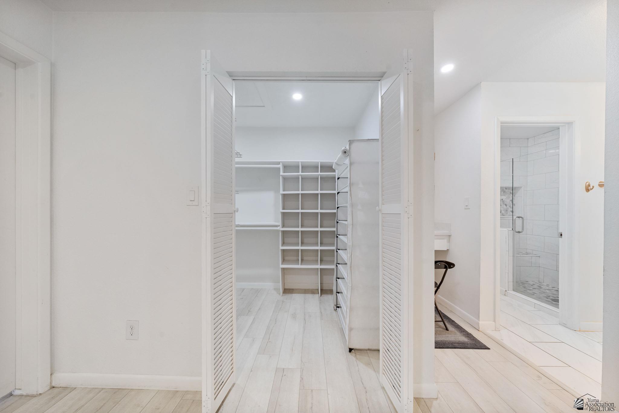 1156 W 36 St