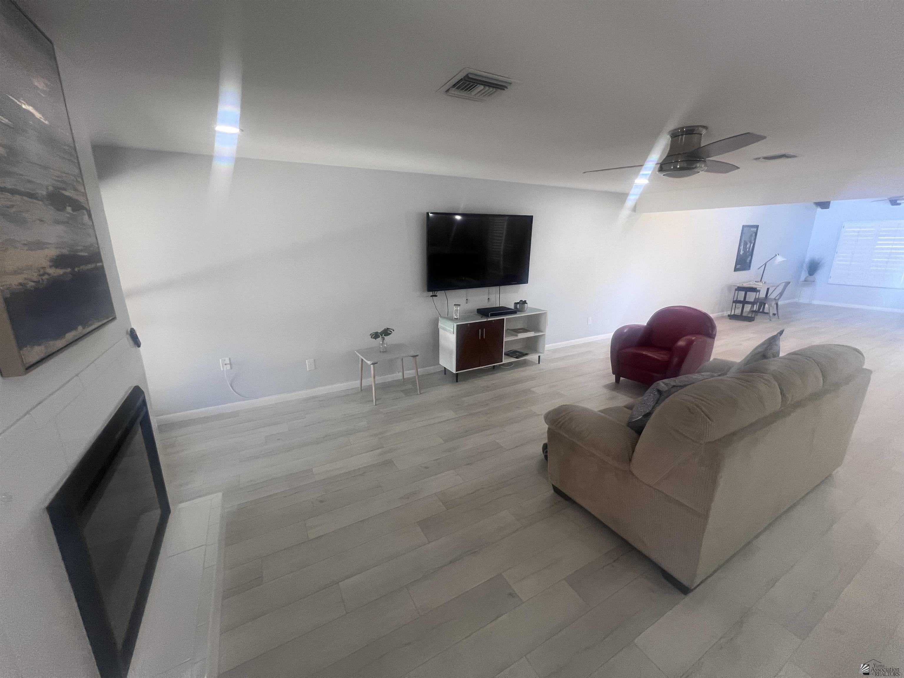 1156 W 36 St