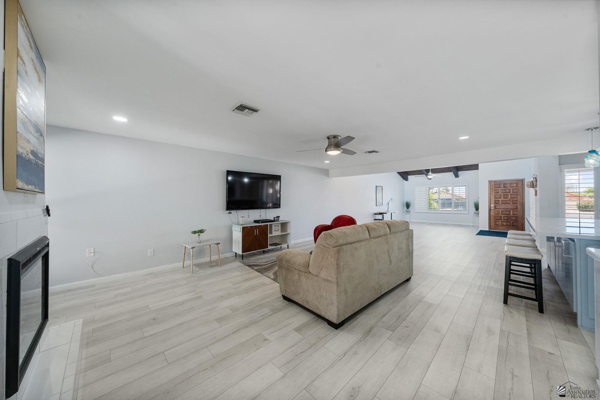 1156 W 36 St