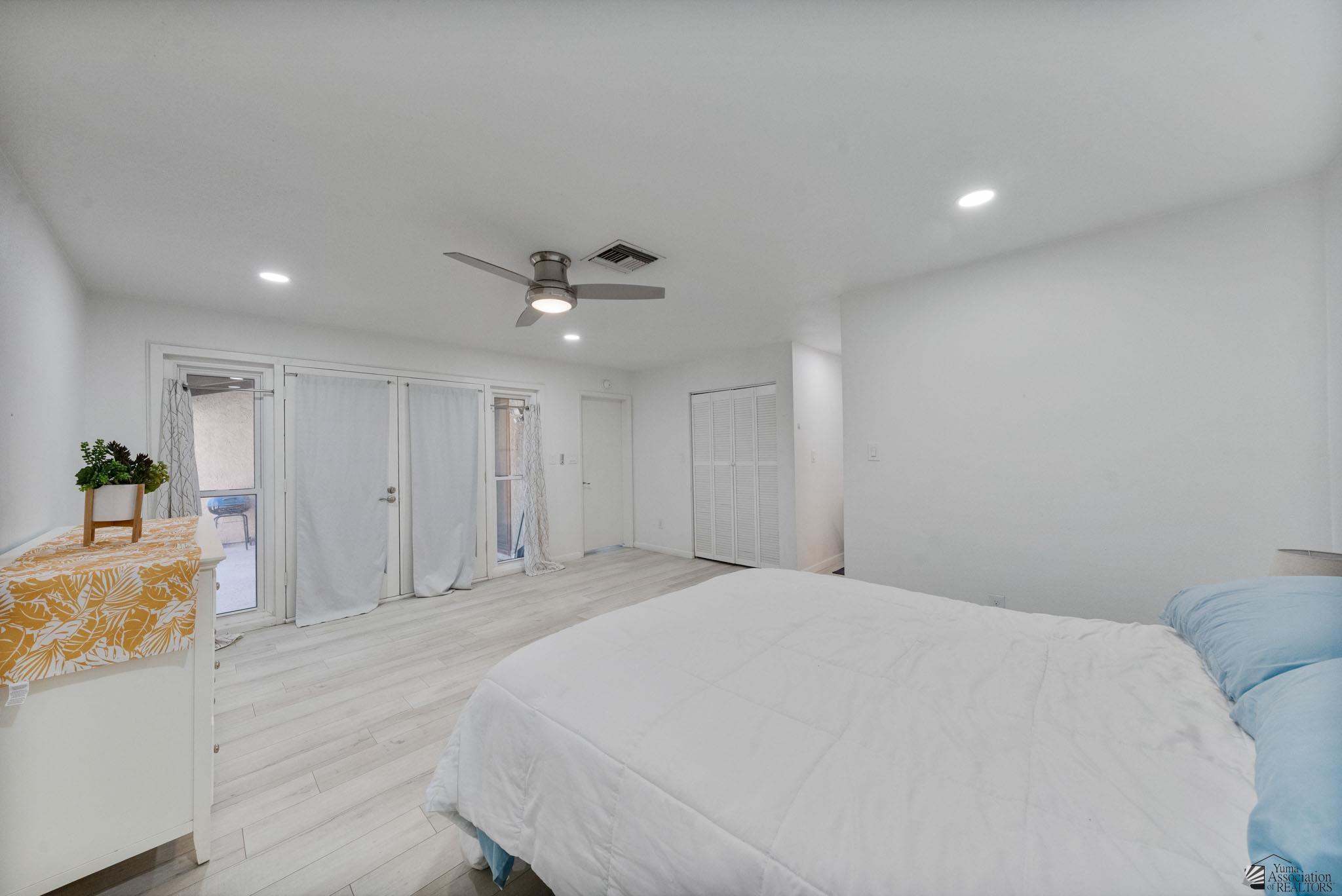 1156 W 36 St