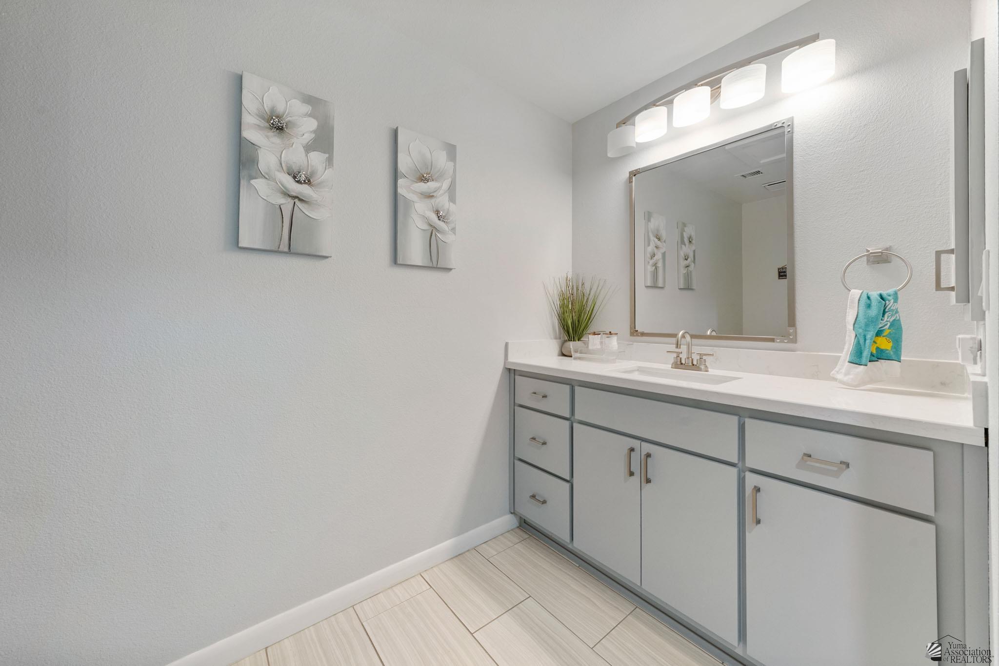 1156 W 36 St
