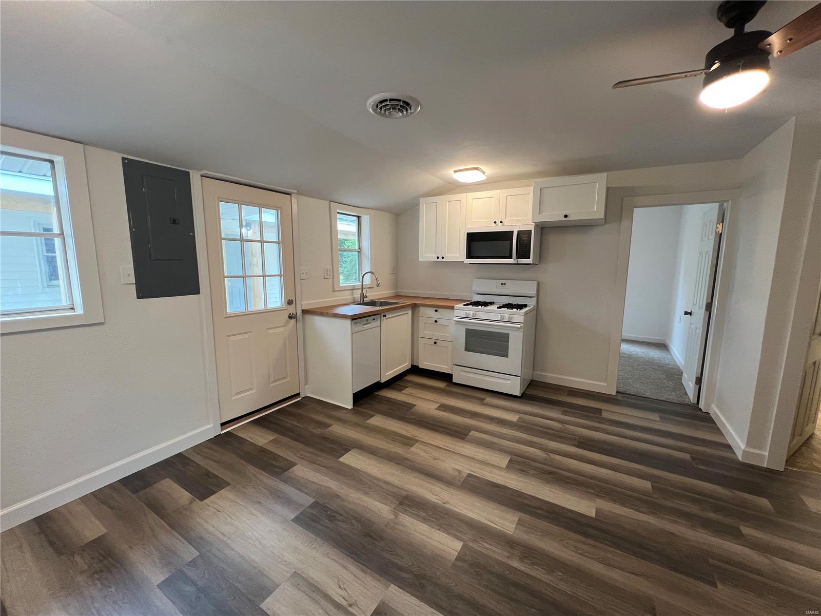 219 W Adams