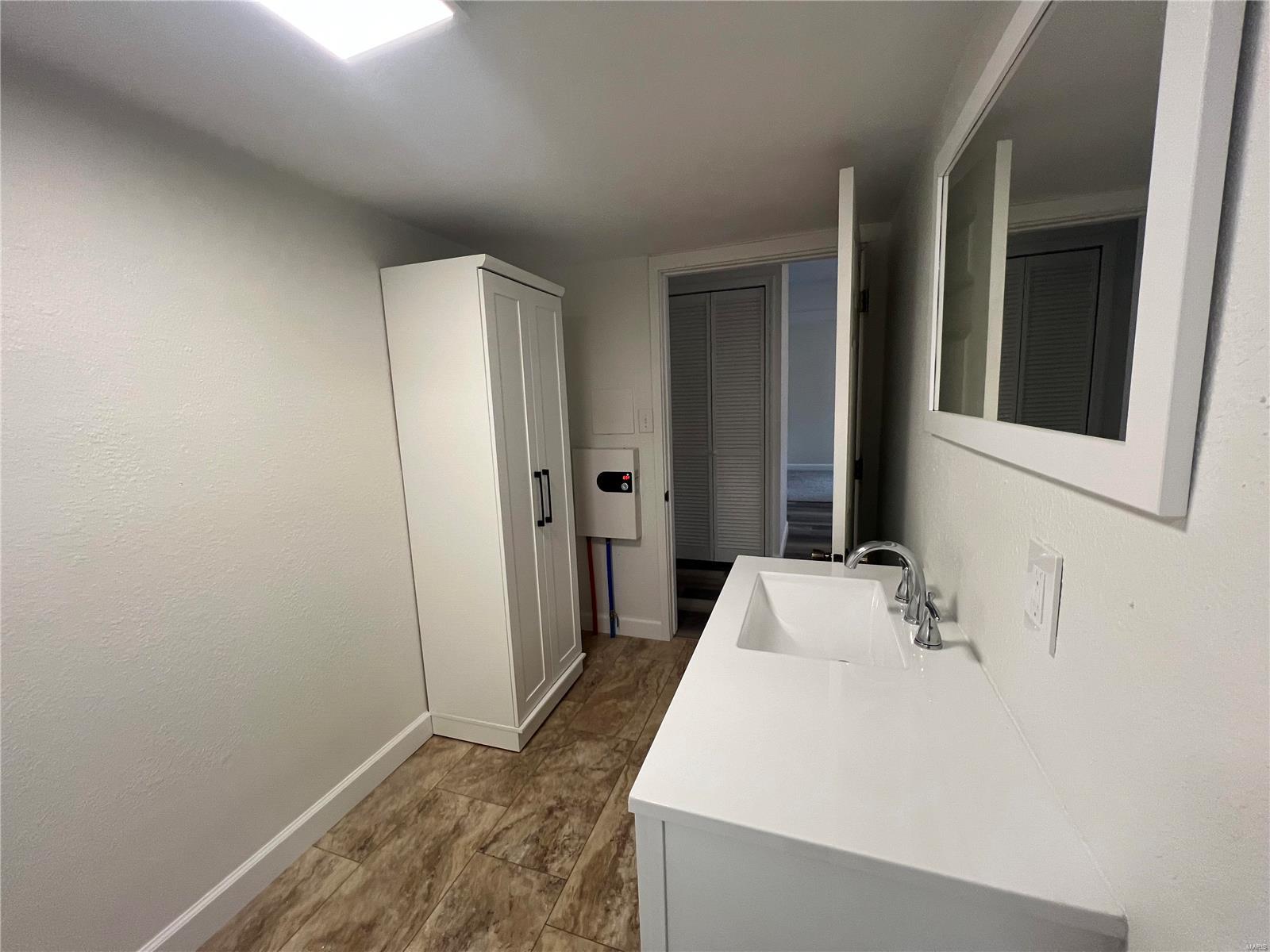 219 W Adams