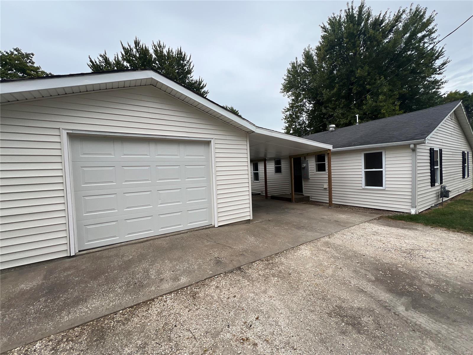 219 W Adams