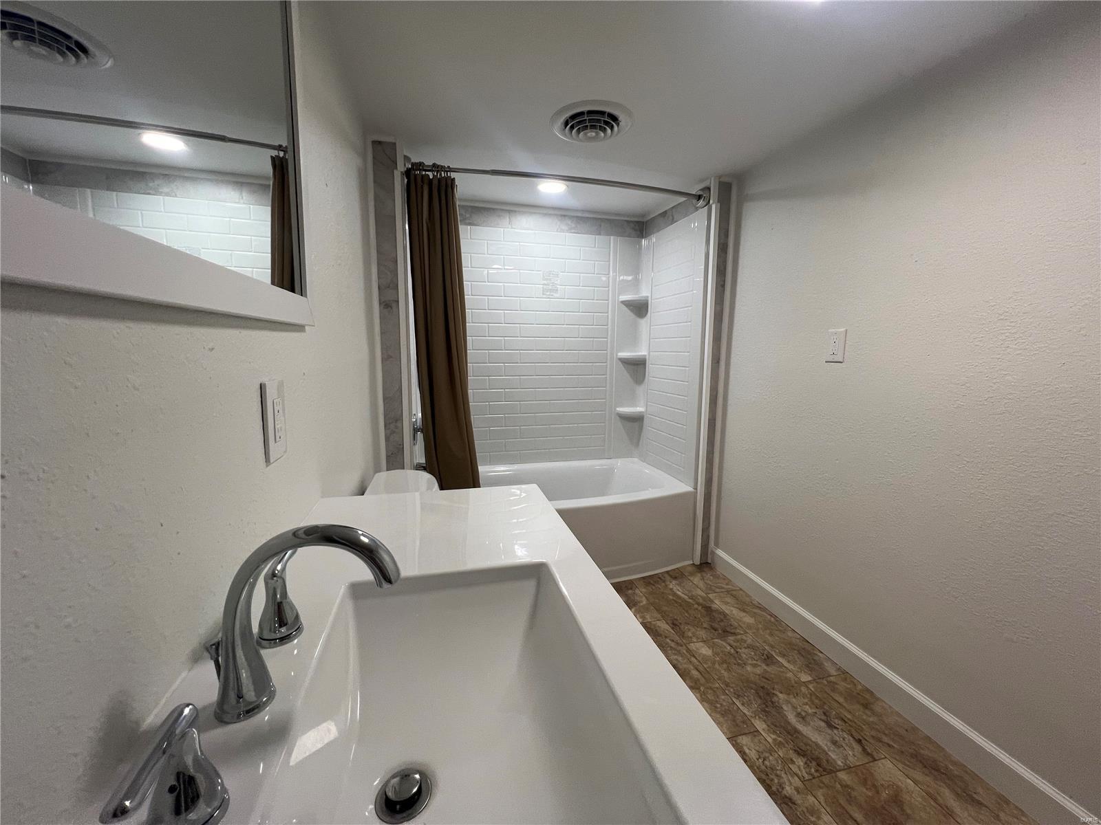 219 W Adams