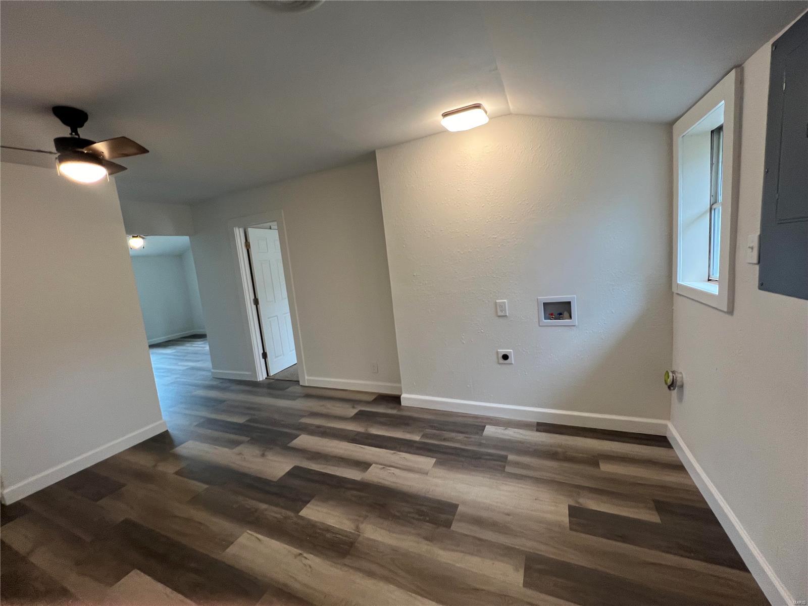 219 W Adams