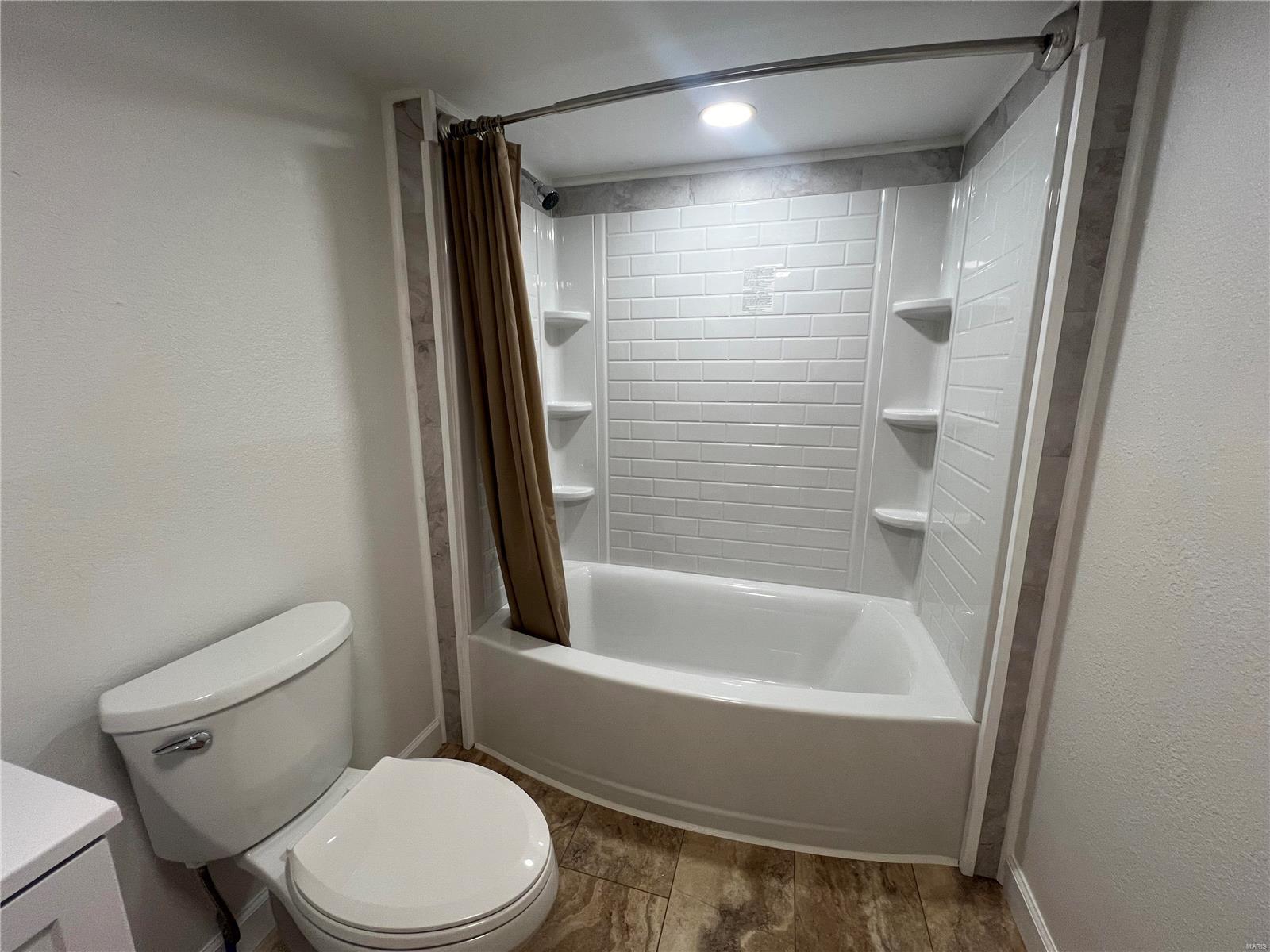 219 W Adams