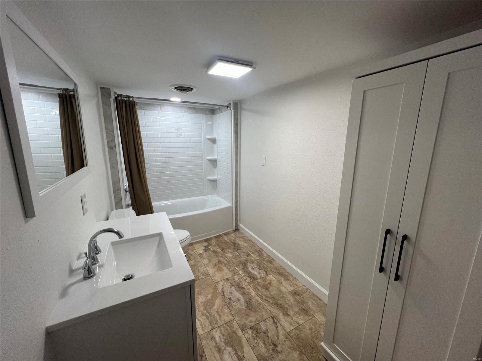 219 W Adams