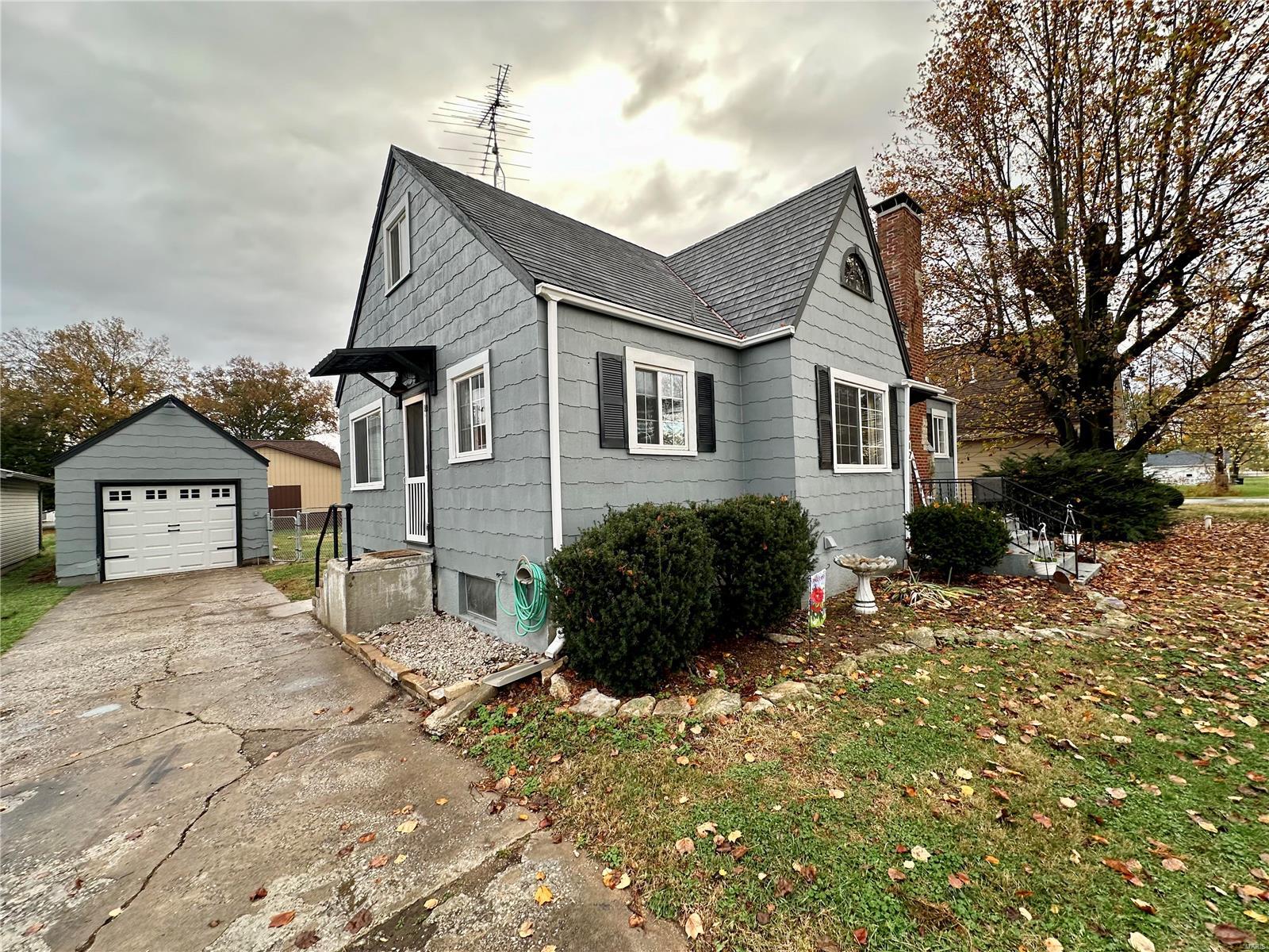 312 W St John
