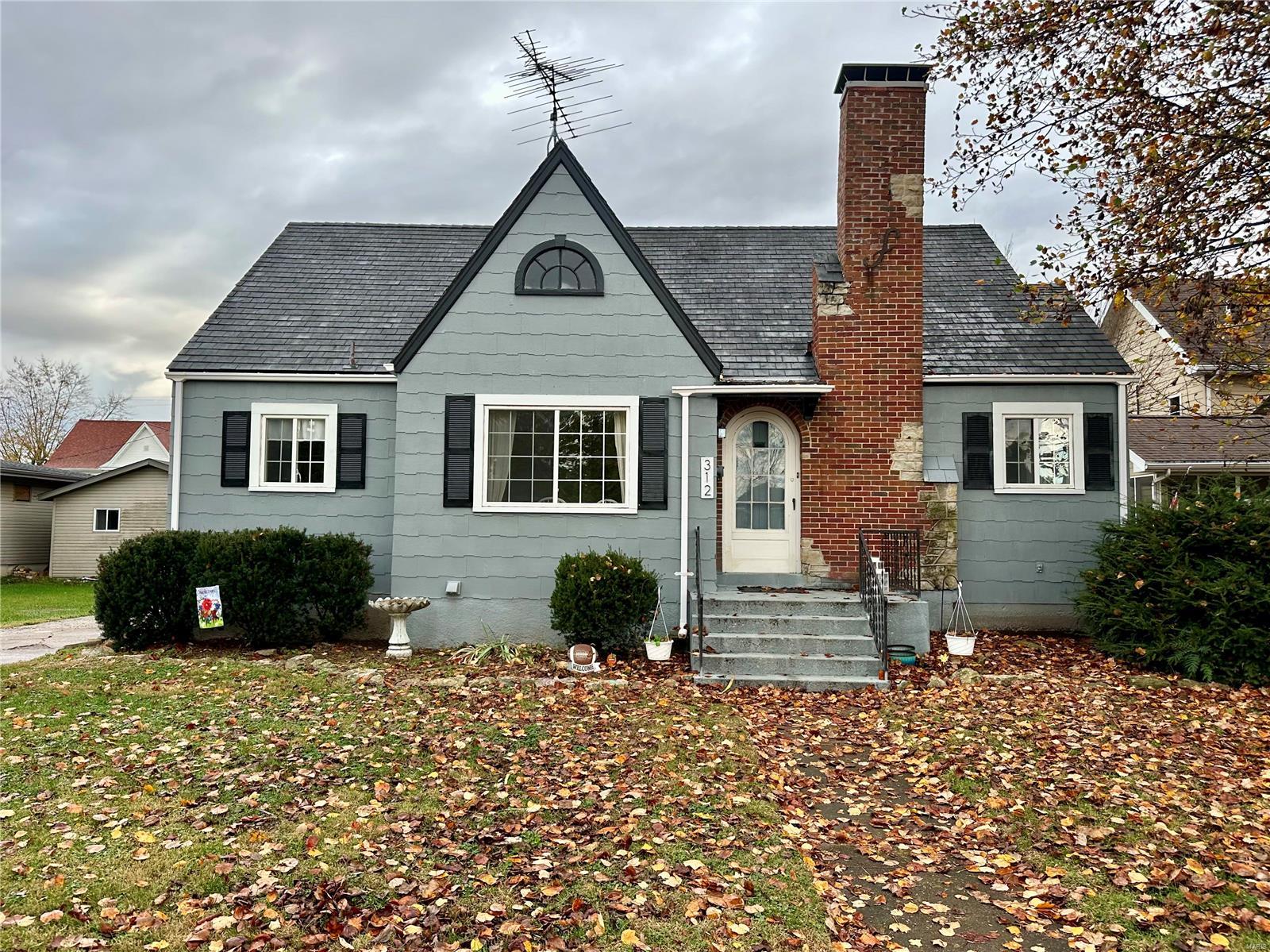 312 W St John