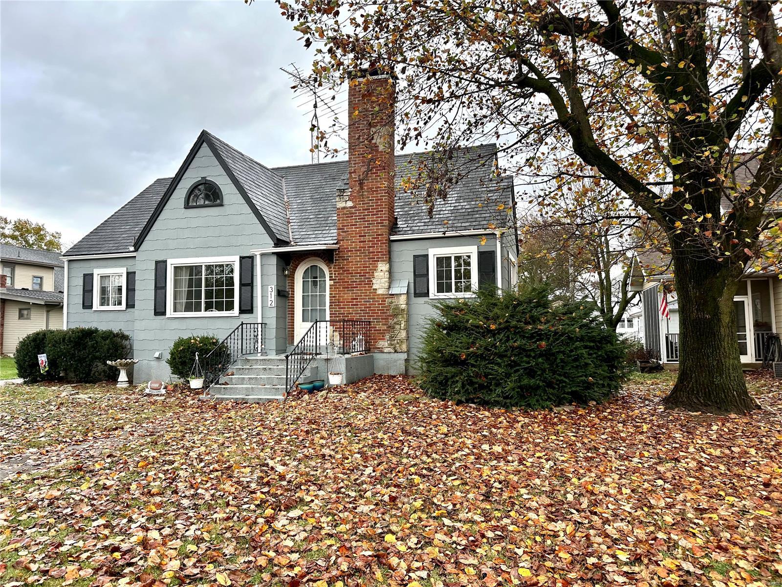 312 W St John