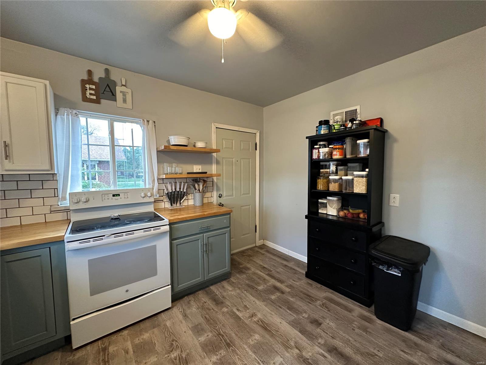 312 W St John