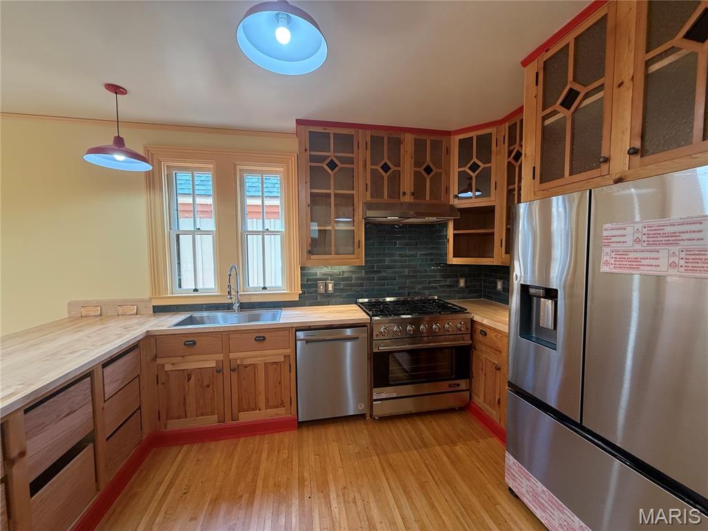 221 N 6th