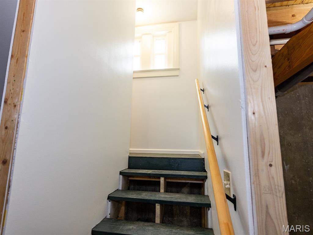 221 N 6th