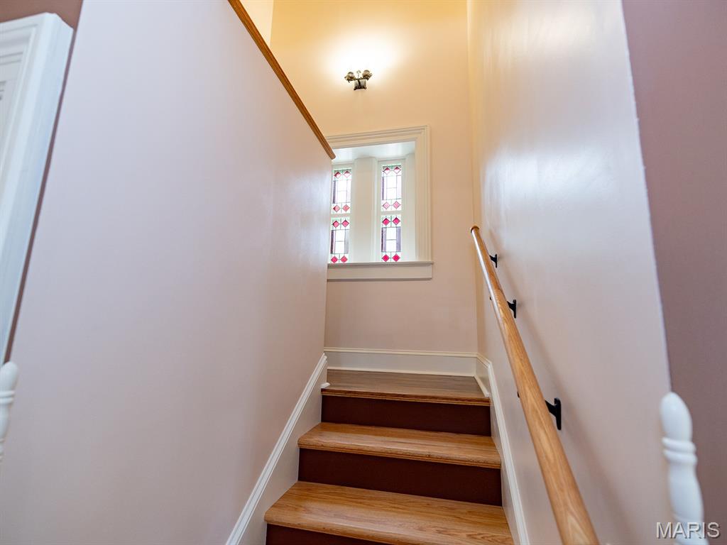 221 N 6th