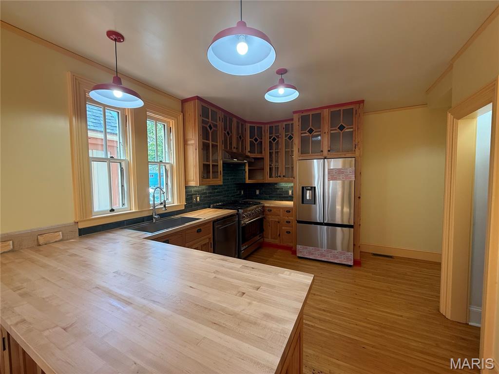 221 N 6th