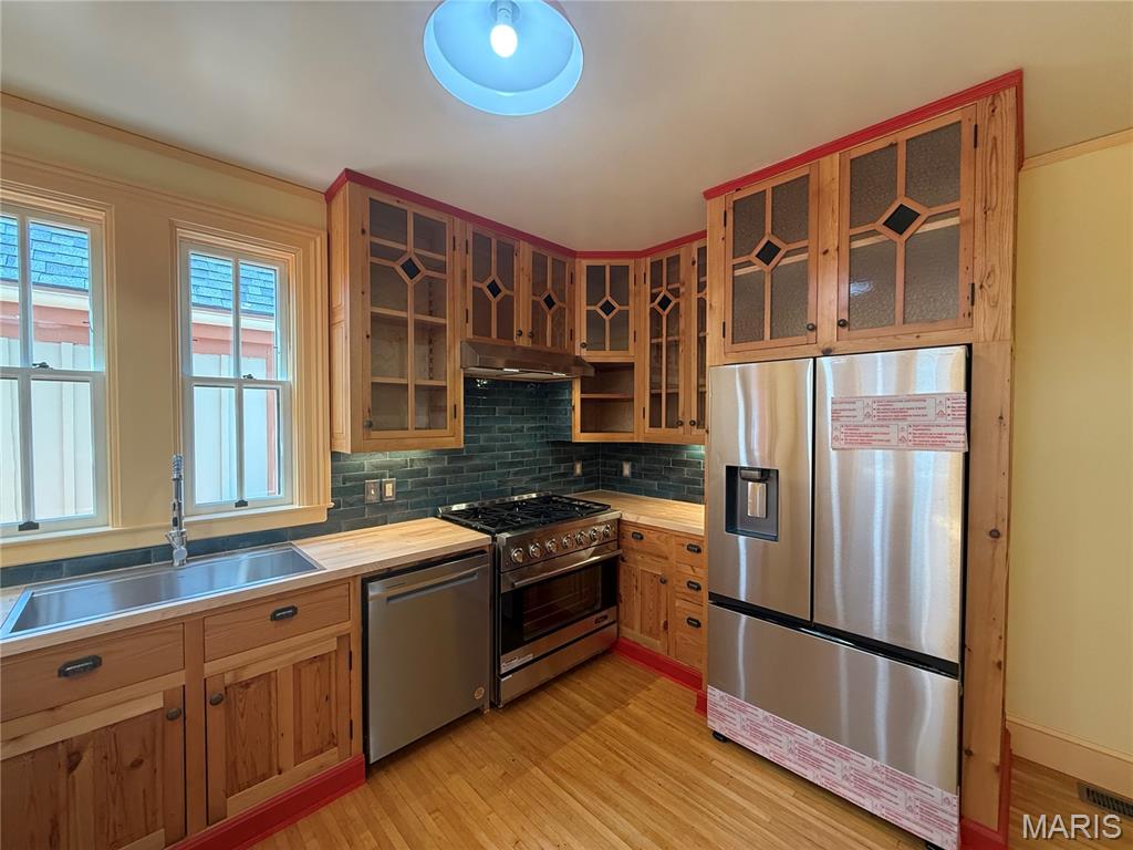 221 N 6th