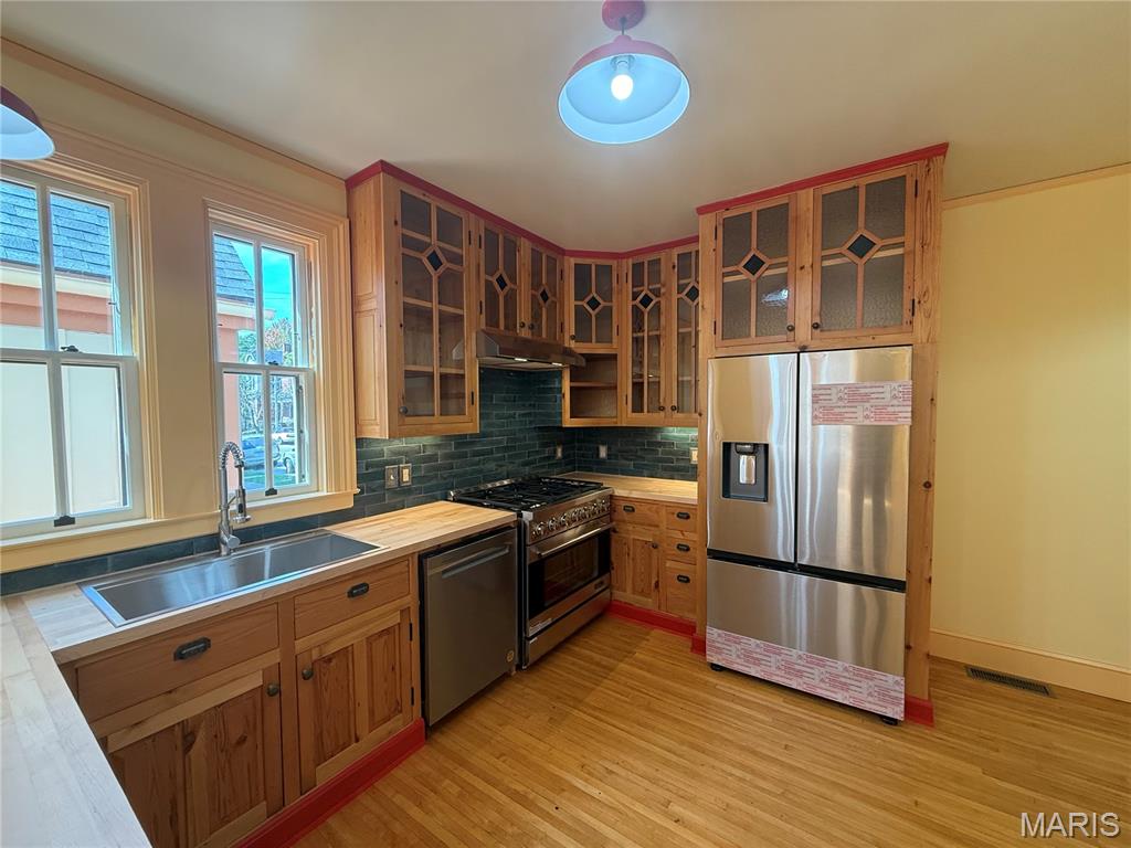 221 N 6th