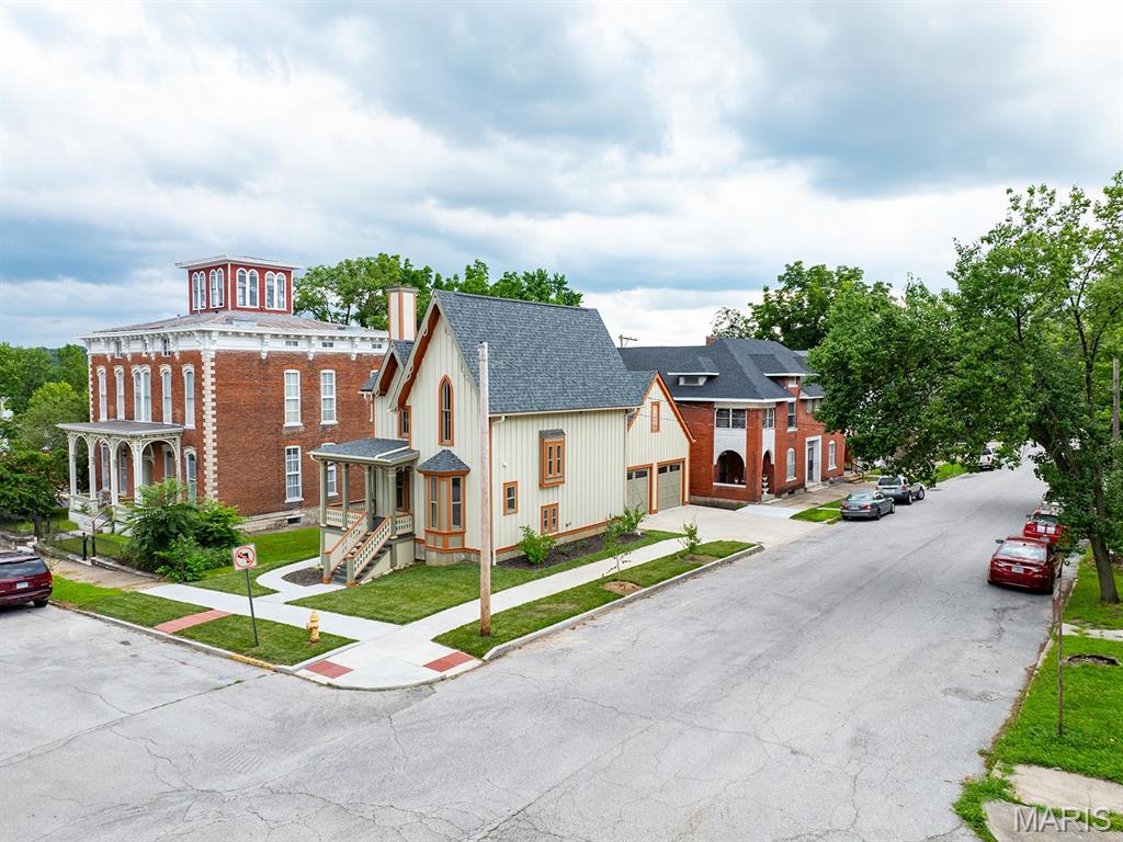 221 N 6th