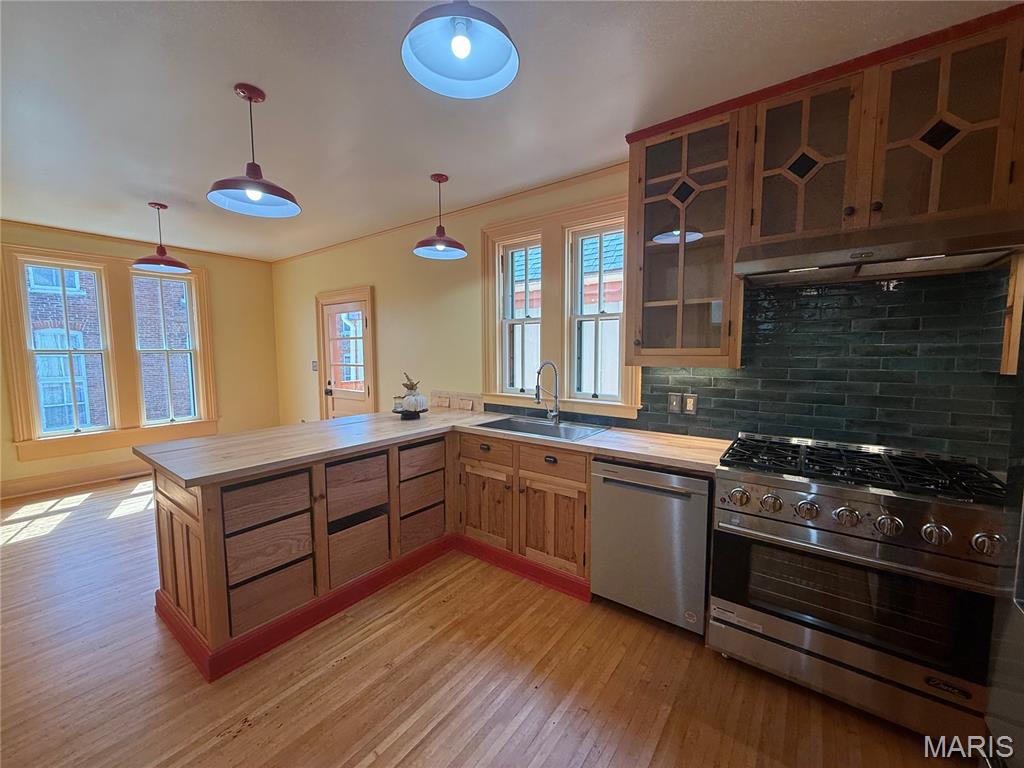 221 N 6th