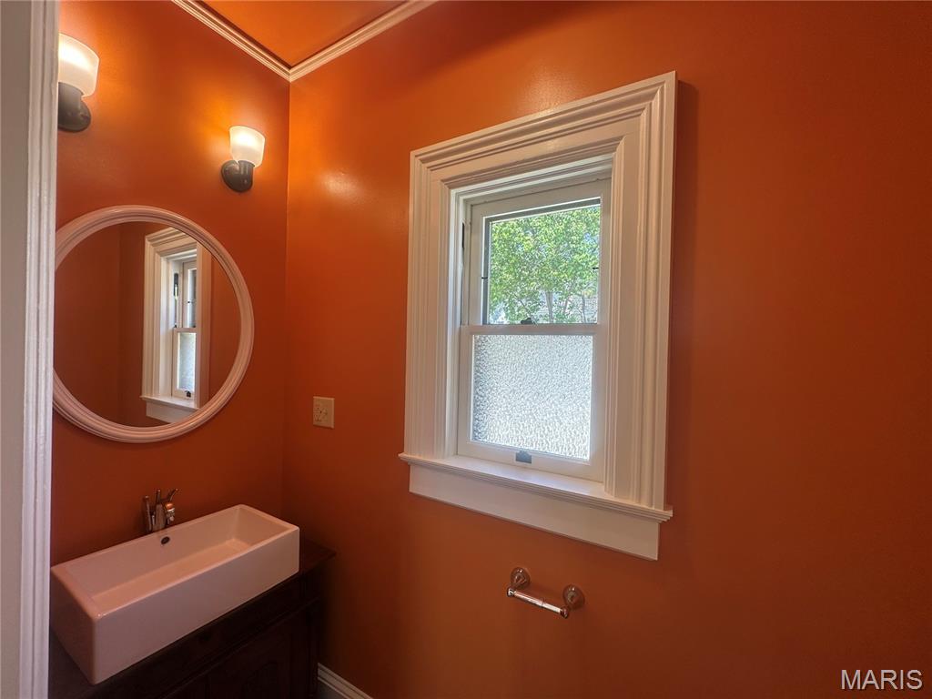 221 N 6th