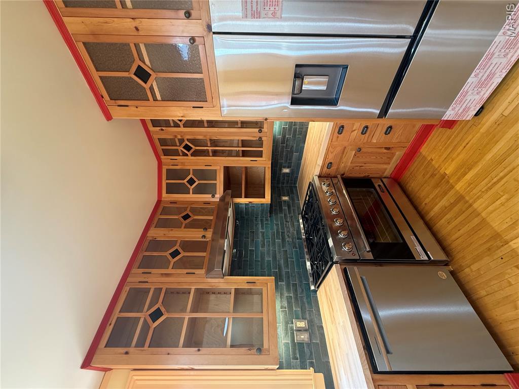 221 N 6th
