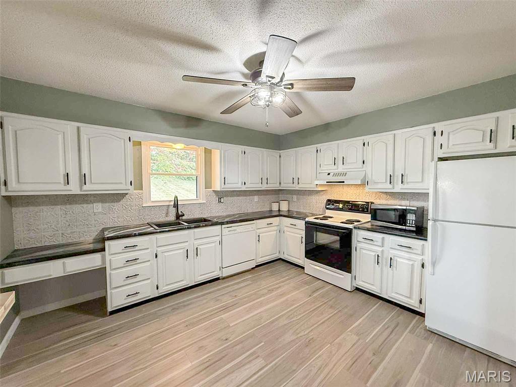 7 Coachlight Drive