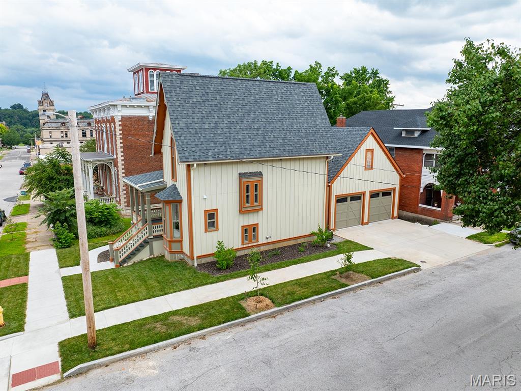 221 N 6th