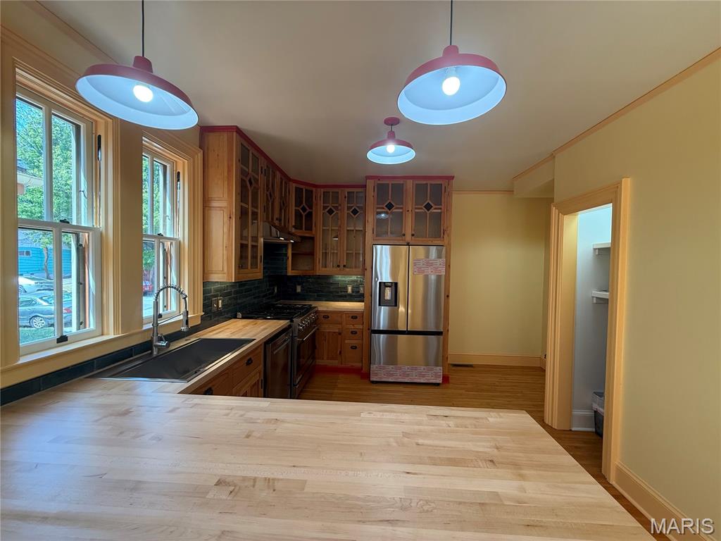 221 N 6th