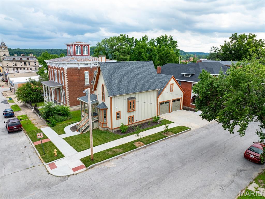 221 N 6th