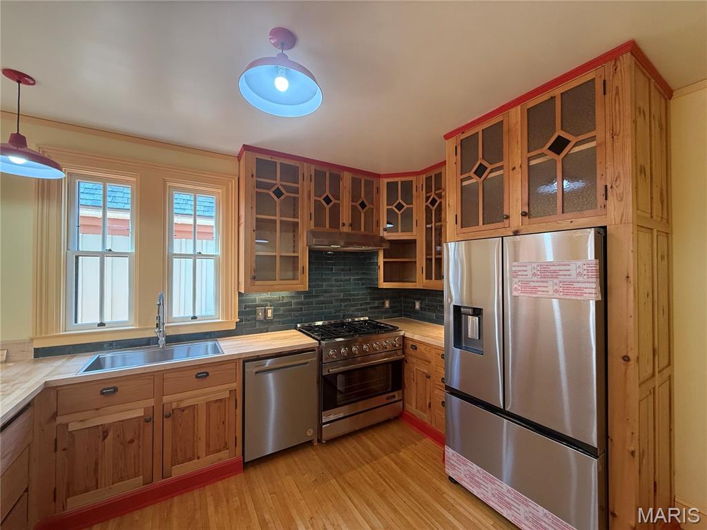 221 N 6th