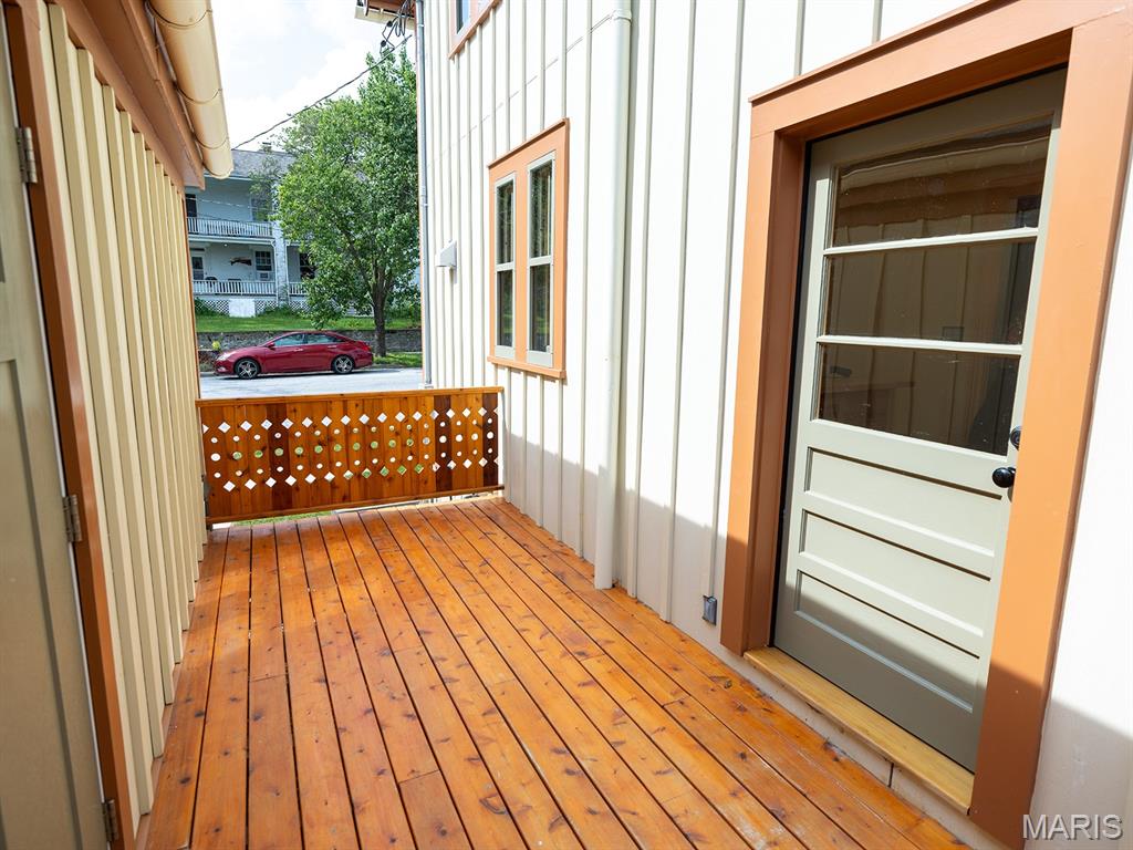 221 N 6th