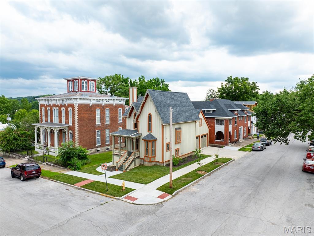 221 N 6th