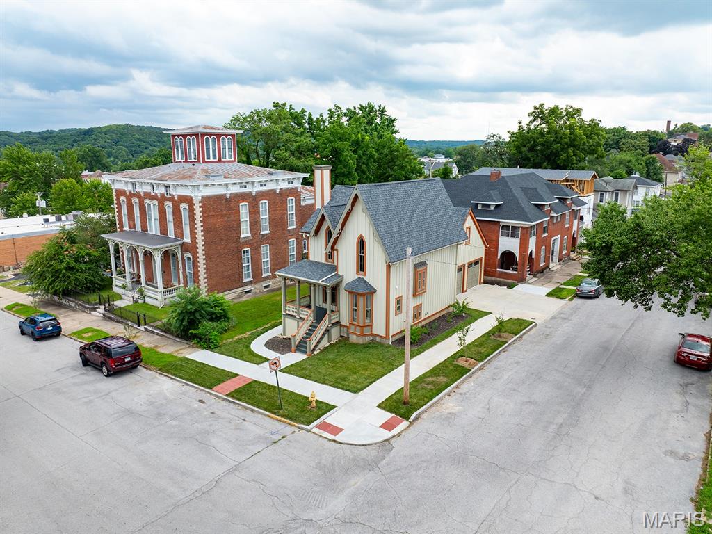 221 N 6th