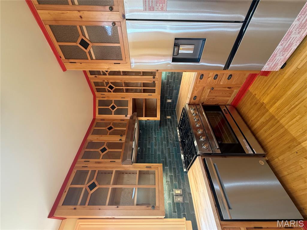 221 N 6th