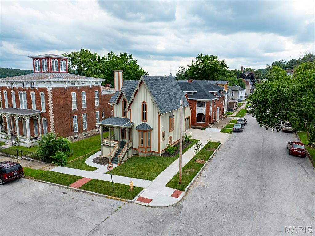 221 N 6th