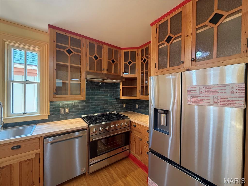 221 N 6th