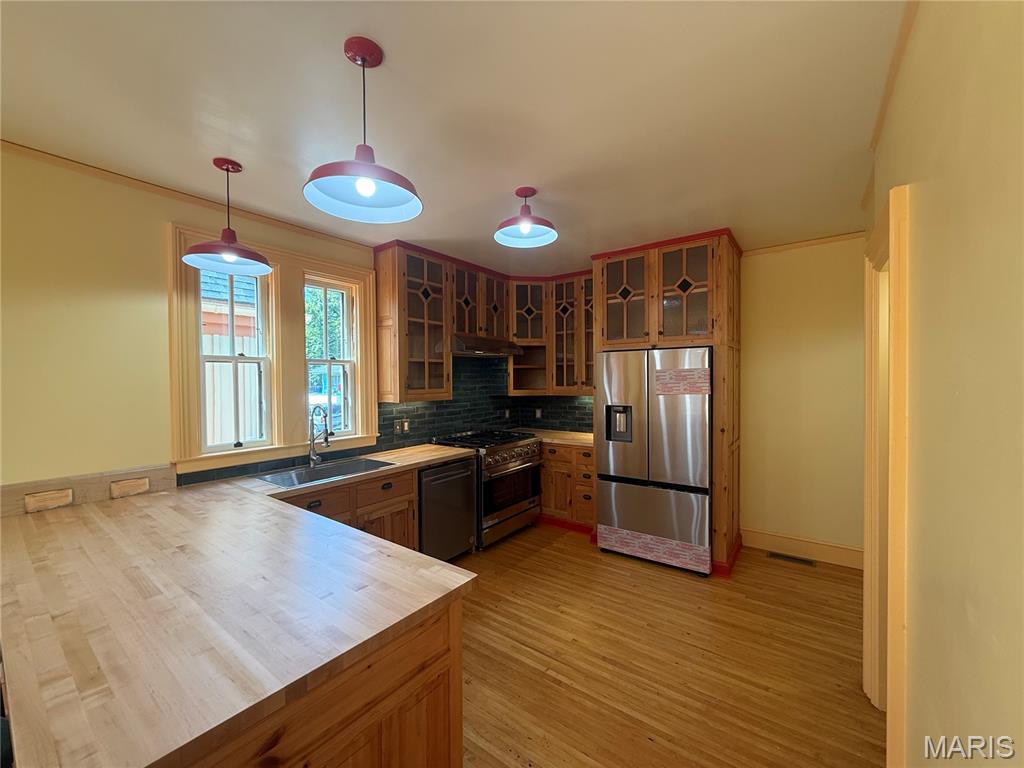 221 N 6th