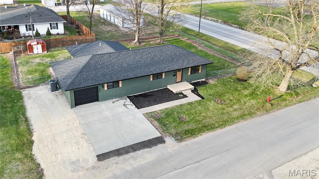 905 W Maple Street