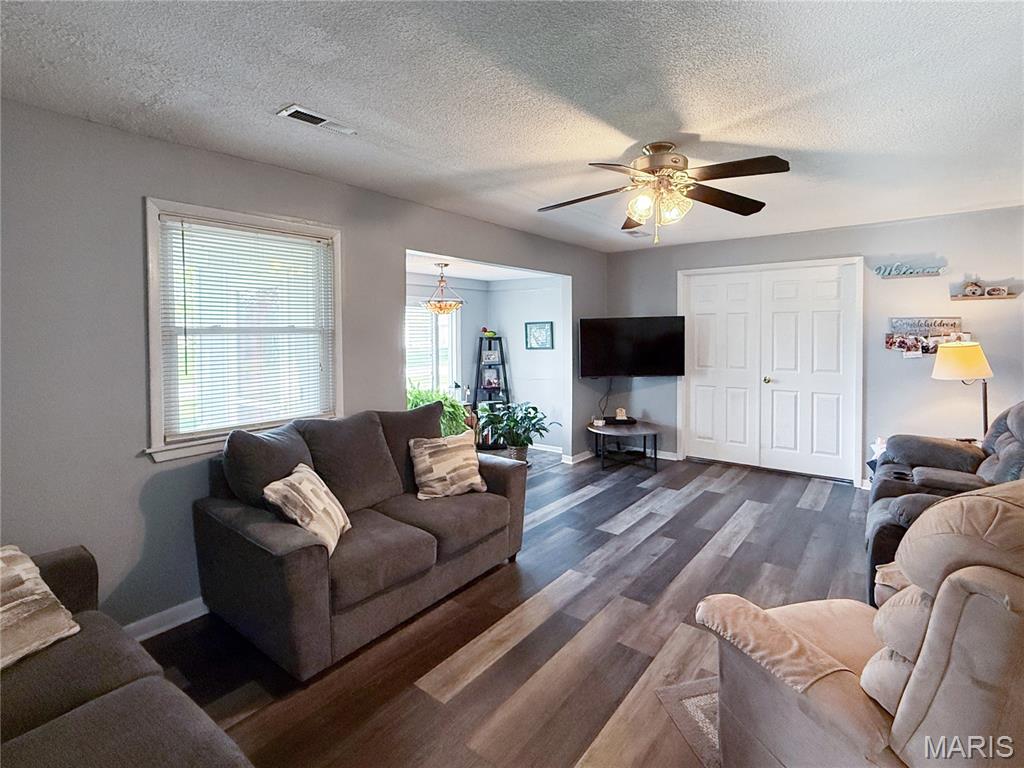 403 E Hawkins