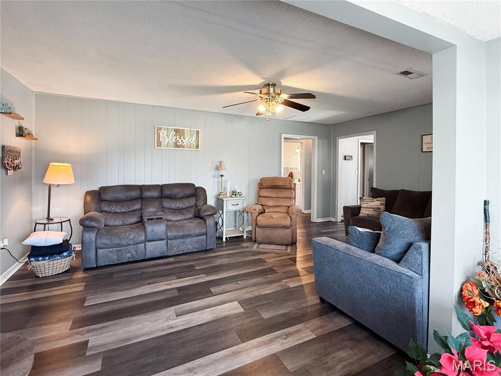403 E Hawkins