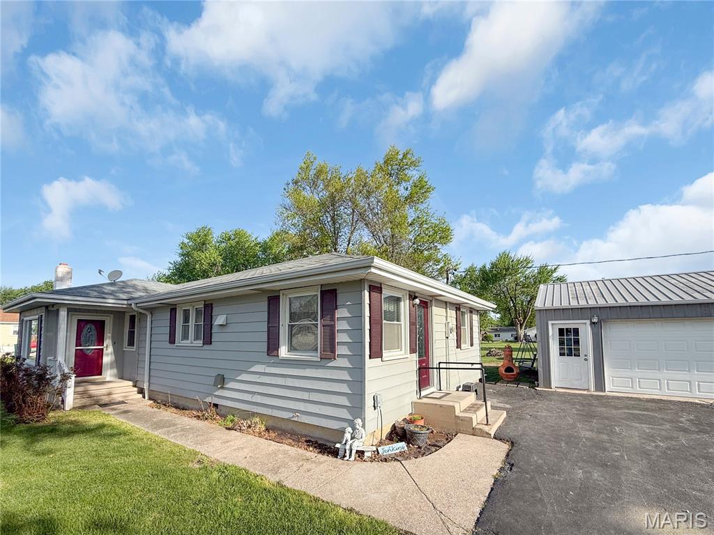 403 E Hawkins