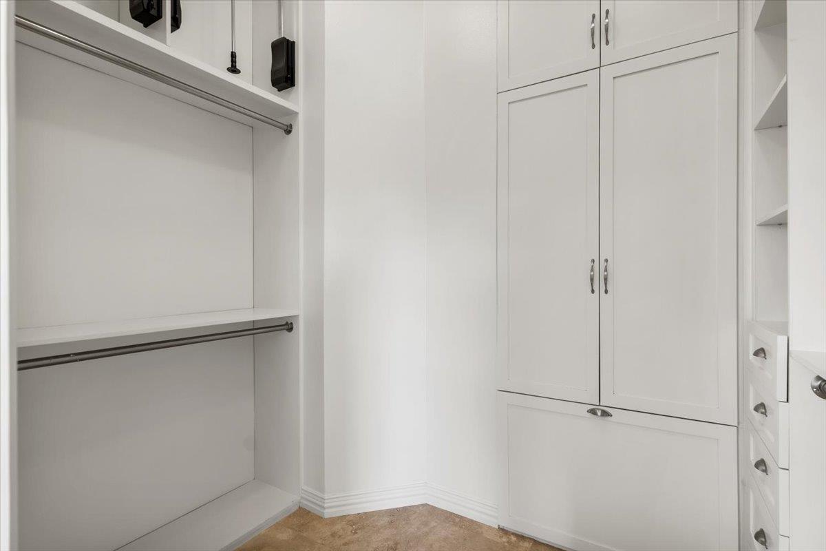 2707 Bartons Bluff LN