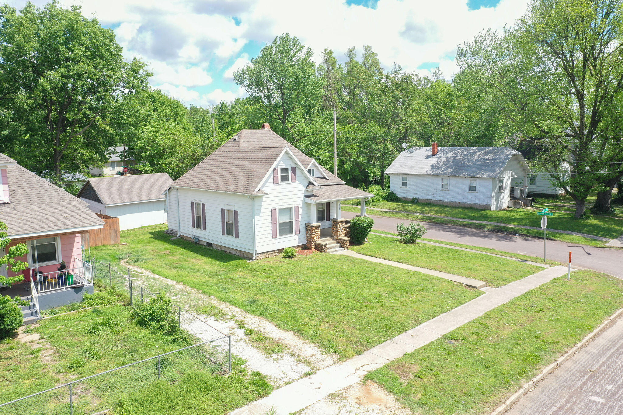 901 W Poplar Street