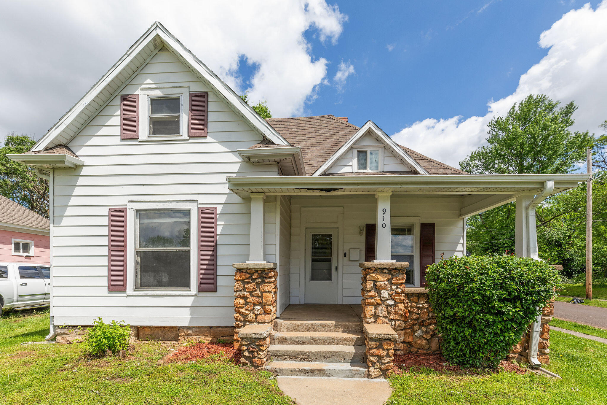 901 W Poplar Street
