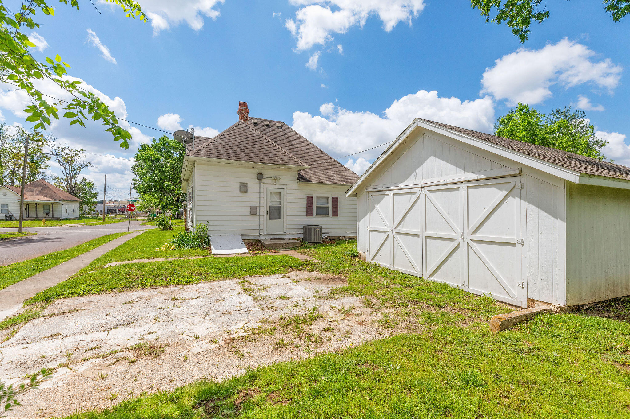 901 W Poplar Street